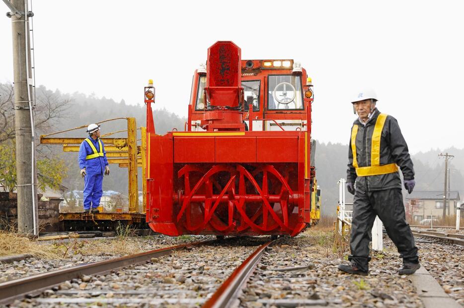 試運転を行った「のと鉄道」の除雪車両＝29日午後、石川県穴水町