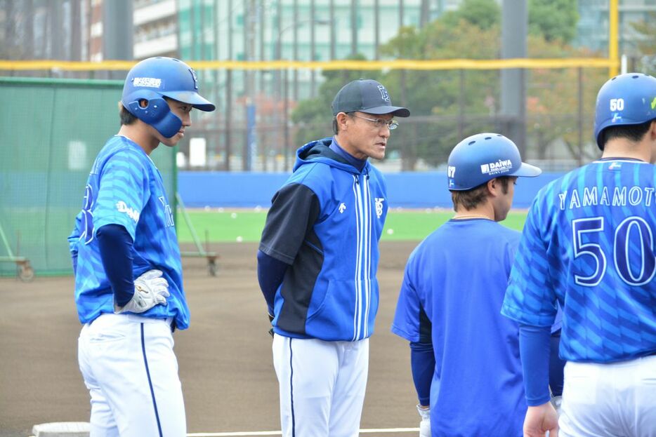 走塁練習で梶原（左端）らを始動する河田コーチ（中央）=（撮影・鈴木智紘）