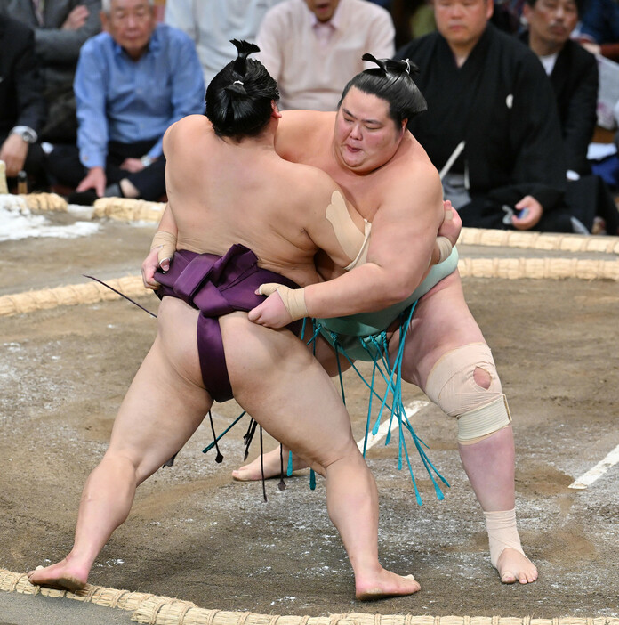 大相撲九州場所２日目。琴桜（右）は寄り切りで平戸海を下す＝１１日、福岡国際センター