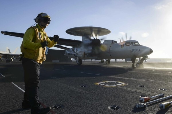 アメリカ海軍のE-2D（画像：アメリカ海軍）。