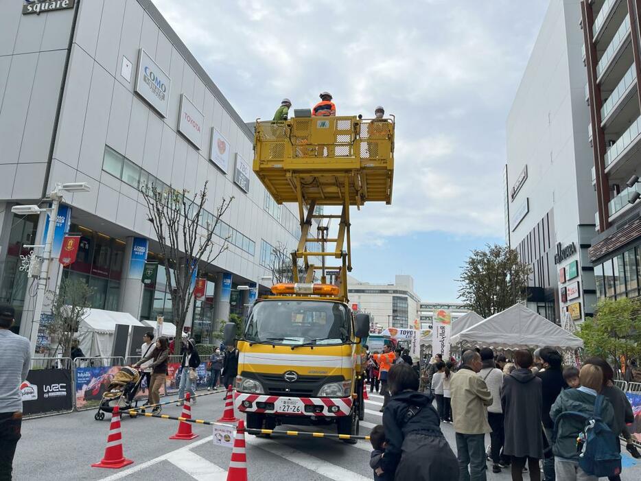 豊田市駅前通を歩行者天国にして行われた「はたらくくるま大集合」の様子