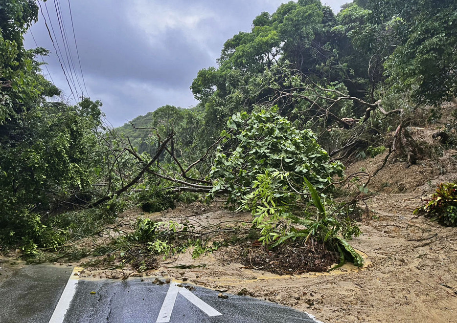 大雨の影響で土砂が流入した鹿児島県・与論島の道路＝9日午前（鹿児島県提供）