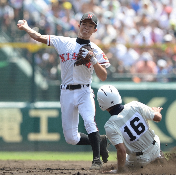 ２０１３年夏の甲子園・日大三戦で併殺を決める日大山形・中野拓夢。のちのゴールデングラブ賞内野手の片りんが見える