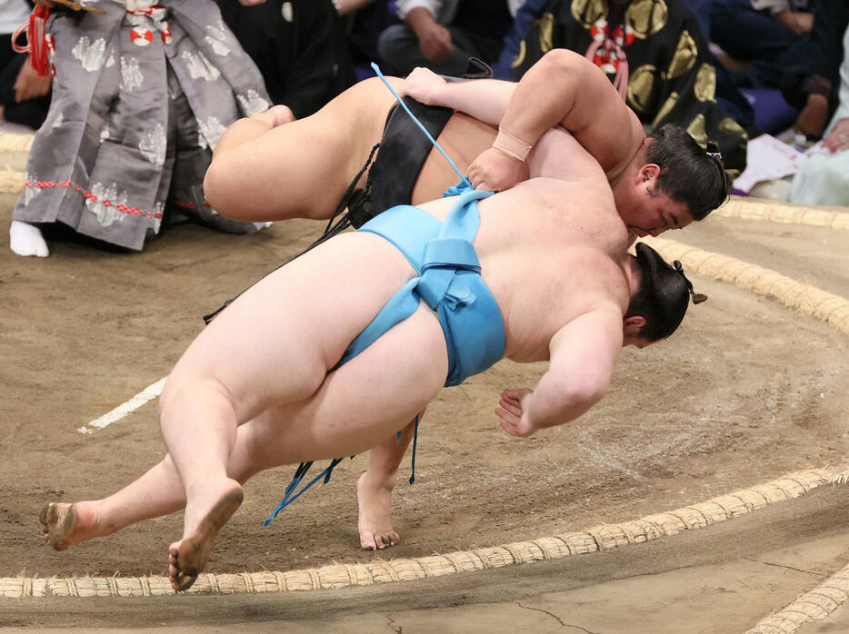 大相撲九州場所　4日目　白桜鵬は上手投げで獅司を破る（撮影・加藤孝規）