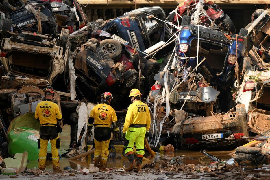 スペイン東部バレンシア自治州で、洪水により流された車やがれき＝1日（ゲッティ＝共同）