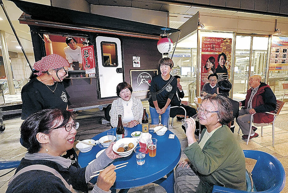 おでんを堪能する来場客＝金沢市昭和町の石川県立音楽堂