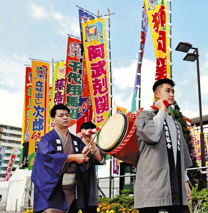 大相撲九州場所を前に、軽快な太鼓の音を響かせる触れ太鼓（9日午前10時28分、福岡市博多区で）＝佐伯文人撮影