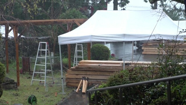 土砂降りの雨で設営にも遅れが…