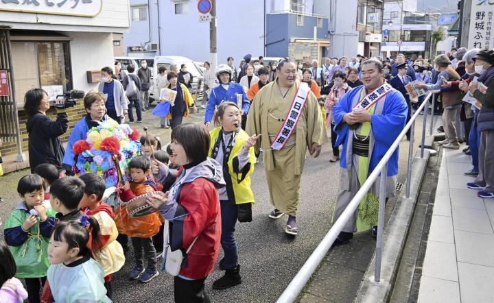 一日警察署長として、園児と地域を歩く玉鷲関（中央左）ら