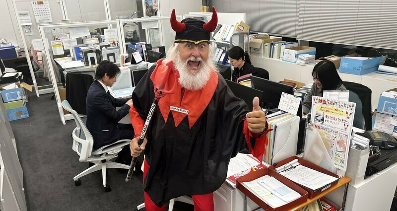 来日時のサポート役となる建物管理会社のクリーン工房オフィスを訪れた「悪魔おじさん」ことドイツ人のディディ・ゼンフトさん（72）　Photo by Kazuyuki Yamaguchi