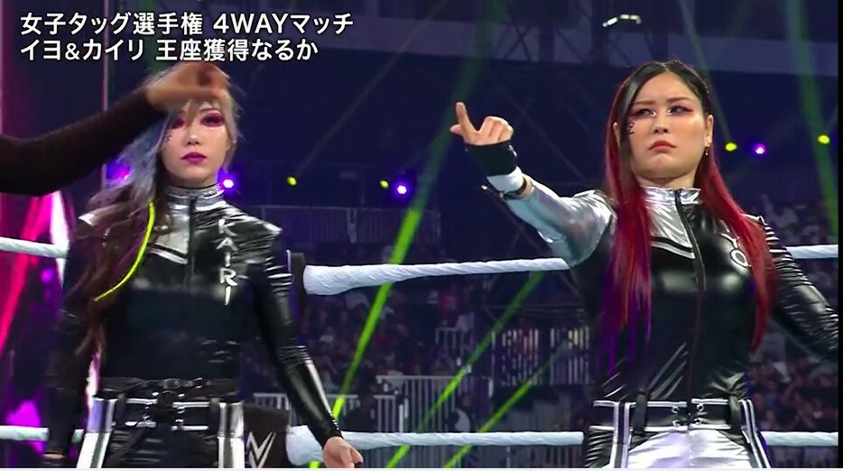 4WAY形式のWWE女子タッグ王座戦に臨んだイヨ・スカイ（右）、カイリ・セイン組（C）AbemaTV, Inc.