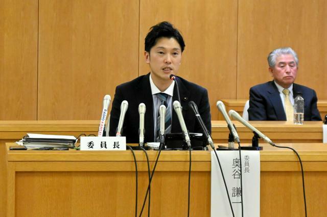 百条委員会の終了後、記者会見をする奥谷謙一委員長=2024年11月25日午後3時42分、神戸市中央区、大下美倫撮影