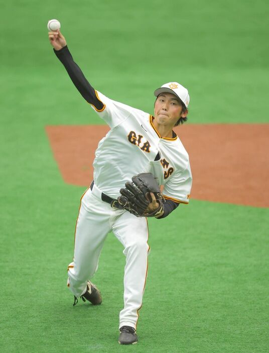 キャッチボールする花田侑樹（カメラ・宮崎　亮太）