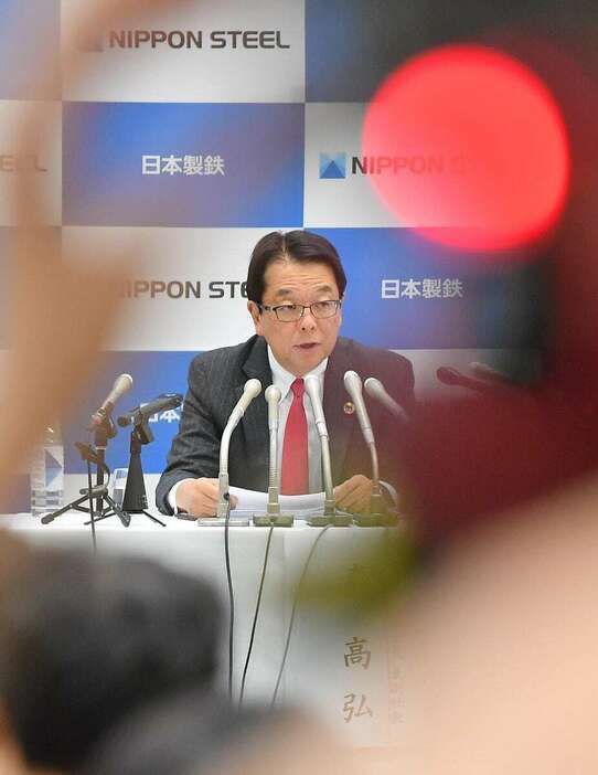 記者会見する日本製鉄の森高弘副会長＝7日午後、東京都千代田区（三尾郁恵撮影）