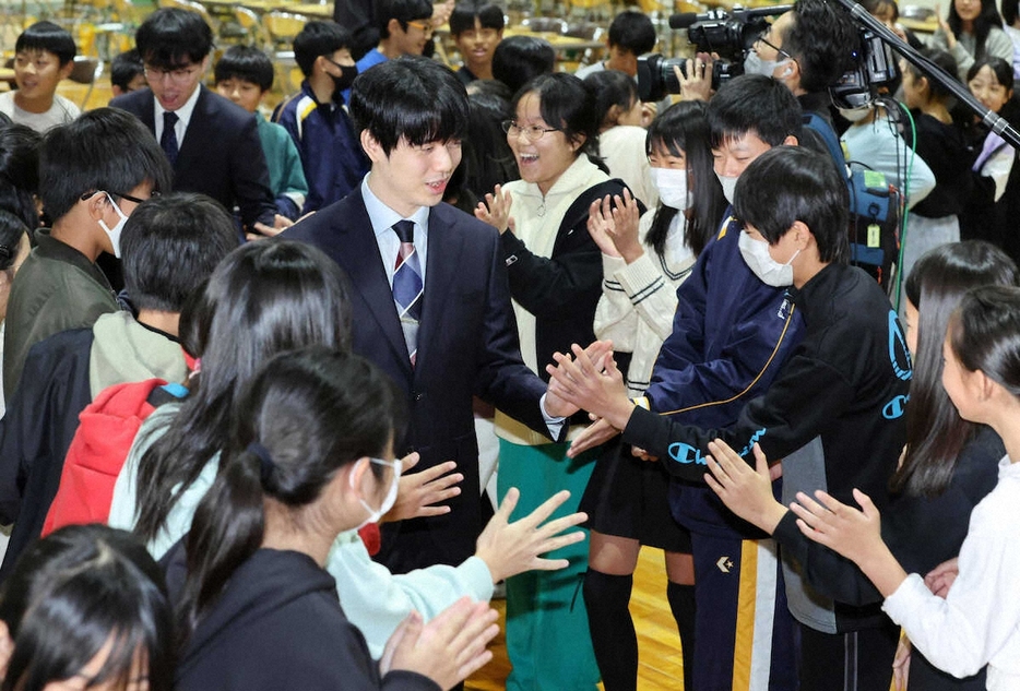 效範小にサプライズで登場し、生徒と交流する藤井聡太7冠