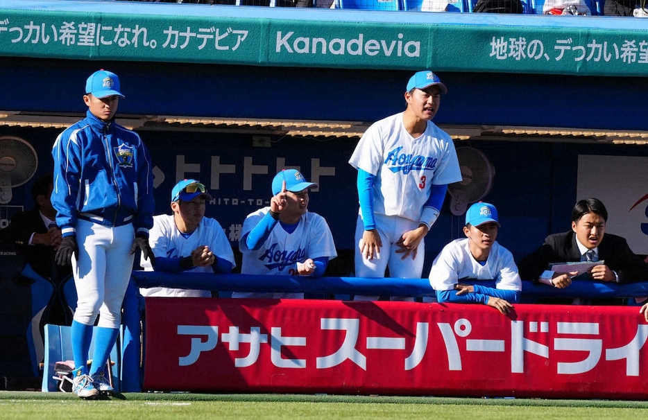 ＜青学大・天理大＞ベンチで見守る青学大・佐々木（左）、西川（左から4人目）＝撮影・大城　有生希