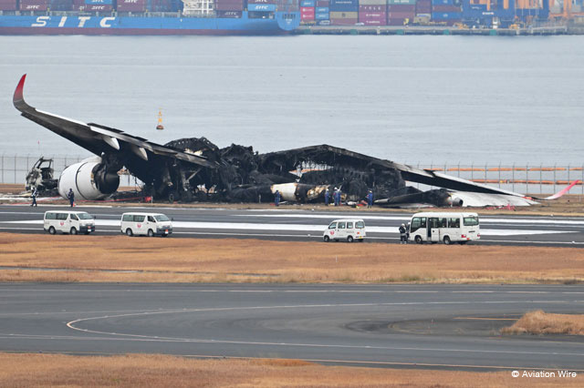 海保機との衝突で焼け落ちたJALのA350-900 JA13XJ＝24年1月3日 PHOTO: Tadayuki YOSHIKAWA/Aviation Wire