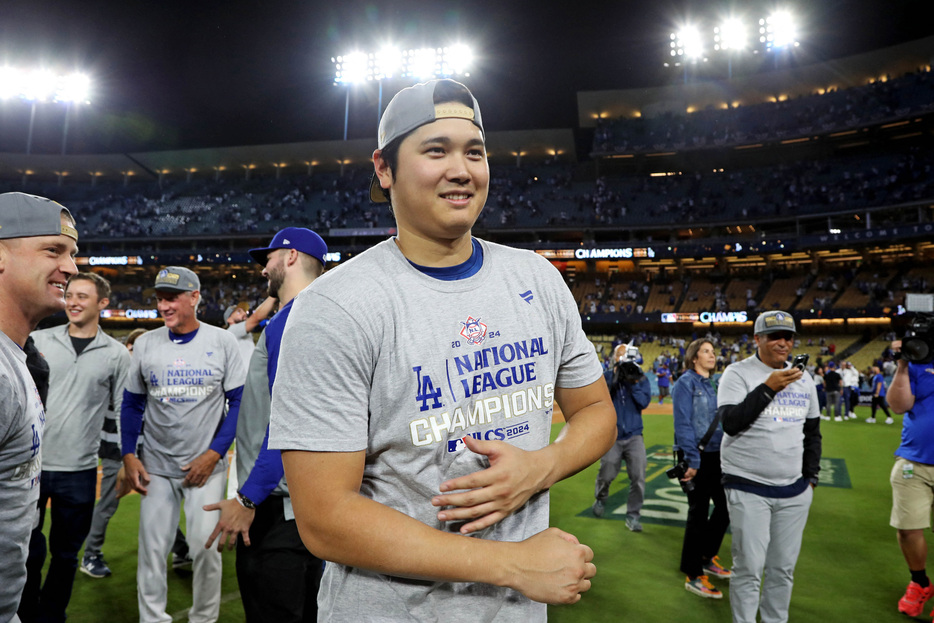 ＭＬＢは１４日、今季の主要表彰式典を行い、大谷翔平選手（写真中央）が最も活躍した指名打者に贈られる「エドガー・マルティネス賞」、傑出した打者を選出する「ハンク・アーロン賞」に選出された。米カリフォルニア州ロサンゼルスで１０月撮影（２０２４年　ロイター/USA TODAY Sports）