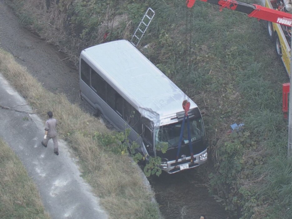 川に転落したマイクロバス 三重県桑名市