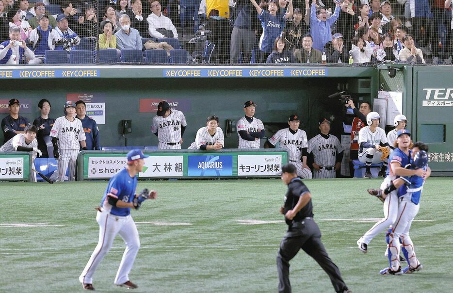 決勝で敗れ、厳しい表情で喜ぶ台湾ナインを見つめる日本ナイン