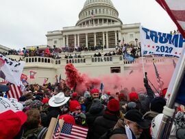 トランプ次期大統領（左）とバイデン大統領