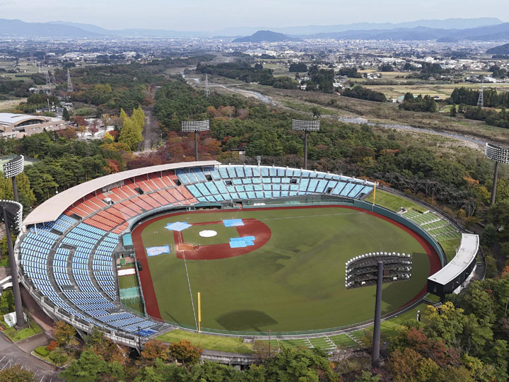 あづま球場＝福島市（ドローン撮影）