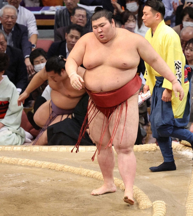 ＜大相撲九州場所4日目＞翔猿（左）を寄り切った熱海富士（撮影・成瀬　徹）　　