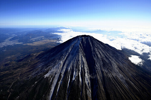 観測史上最も遅い初冠雪となった富士山（７日午前９時３５分、読売ヘリから）＝杉本昌大撮影