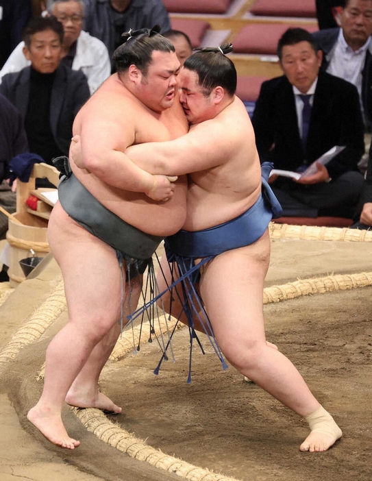 ＜九州場所5日目＞寄り切りで武将山（左）を破る阿武剋（撮影・成瀬　徹）　　