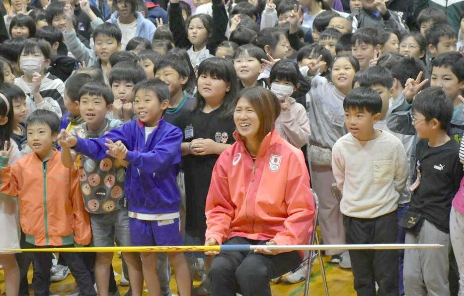 斉藤真理菜選手(中央)と龍ケ崎小の児童ら=龍ケ崎市