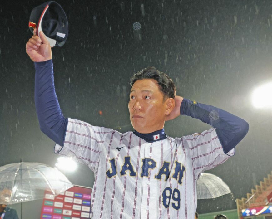 ファンの声援に応える井端監督