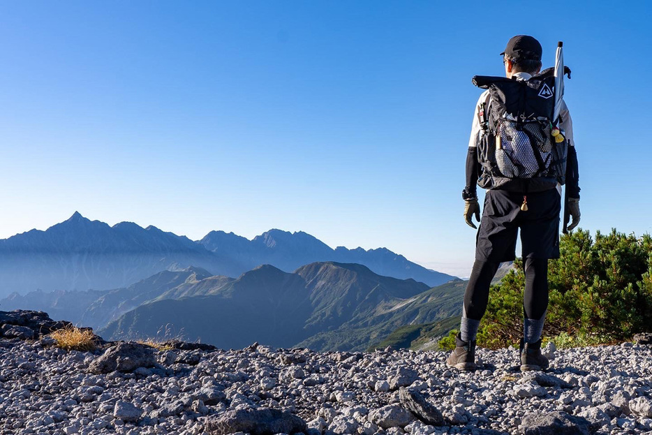 頂上からの眺めを満喫する男性登山家