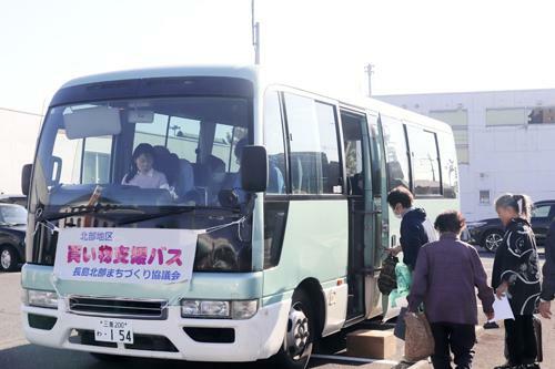 【買い物を終え、バスに乗り込む高齢者＝桑名市長島町又木で】