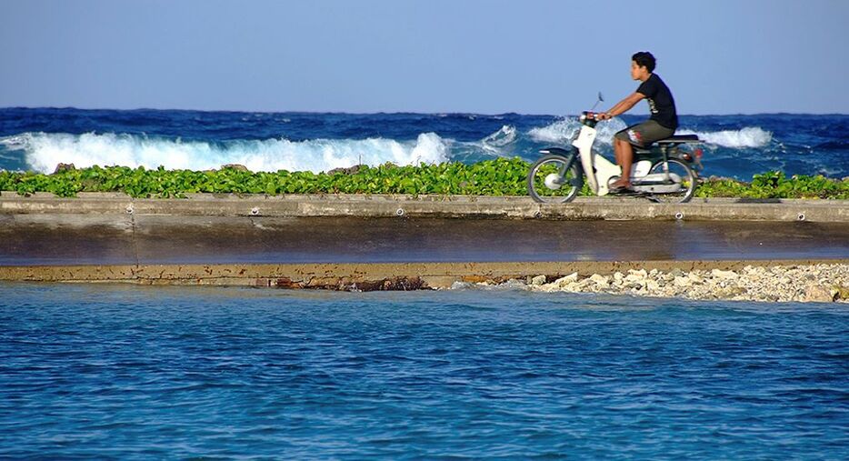 ツバル国内でもっとも標高が低い道路。大潮のときは海の下だ