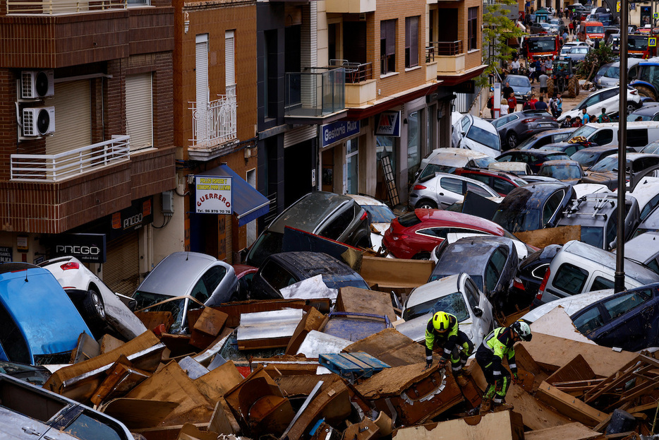 鉄砲水に飲み込まれ吹き溜まった自動車（10月31日、スペイン東部のバレンシア州）　REUTERS/Susana Vera