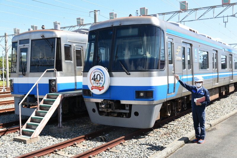 開業40周年記念のヘッドマークを装着した福岡市地下鉄の2000N系の車両（右）。左は開業した1981年から運行する現役の1000N系＝福岡市西区の姪浜車両工場で2021年7月26日午前10時1分、土田暁彦撮影