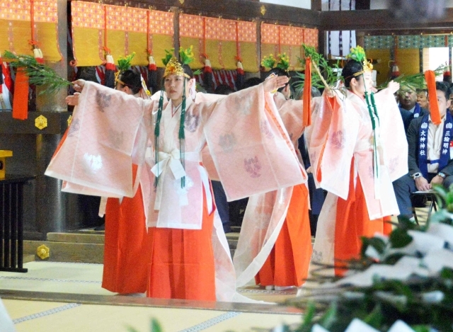 4人の巫女が奉納した神楽「うま酒みわの舞」=14日、桜井市三輪の大神神社