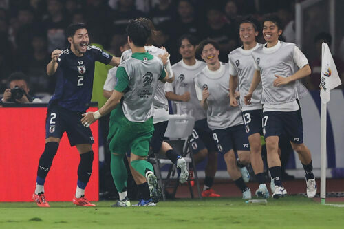 4点目を決めた菅原由勢を祝福 [写真]=Getty Images