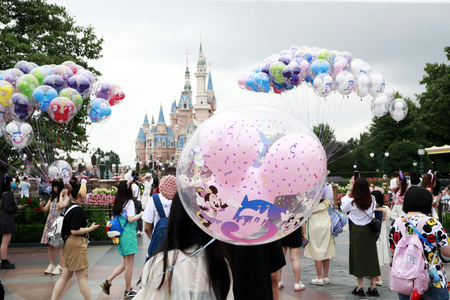 上海ディズニーランドの園内（2021年6月16日撮影、資料写真）。