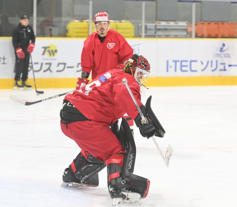 レッドイーグルスの同僚・ＤＦ佐々木一正と。「一家に一台、成澤優太」のフレーズの生みの親でもある。コワモテだが、声がかわいい