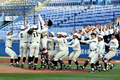 優勝が決まり喜ぶ早大の選手たち（１２日、神宮球場で）＝野口哲司撮影