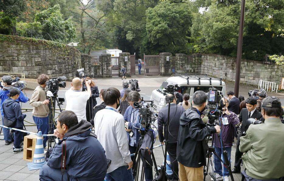 赤坂御用地前に集まった大勢の報道関係者＝15日午前11時2分、東京・元赤坂