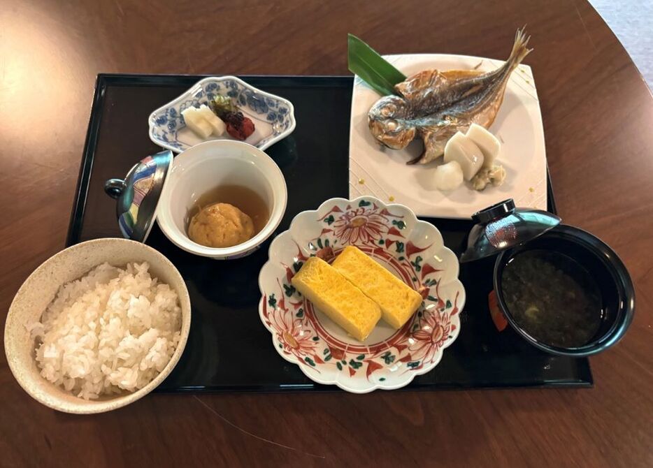 「料亭 俵石」での朝ご飯の一部。網代（あじろ）のアジの干物、小田原のかまぼこ、九条ネギの味噌汁、がんもどき、料亭のだし巻き玉子、御殿場（ごてんば）産のコシヒカリと、日本人のDNAに訴えかける鉄板のラインナップ