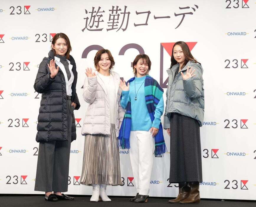 撮影に応じる（左から）古賀紗理那、角田夏実、高木菜那、畠山愛理＝東京都渋谷区（撮影・加藤圭祐）