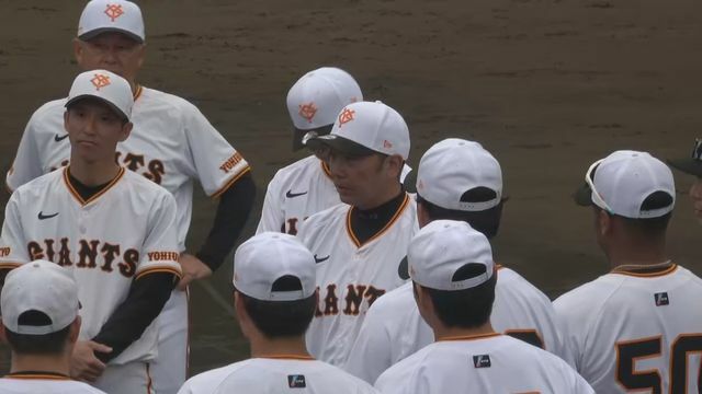 選手にオフの過ごし方を説く巨人の阿部慎之助監督