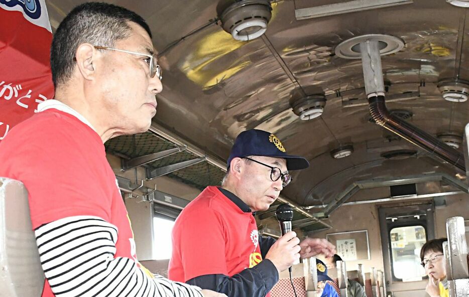 津鉄の車内でポリオについて講演する松木さん（左）と成田さん