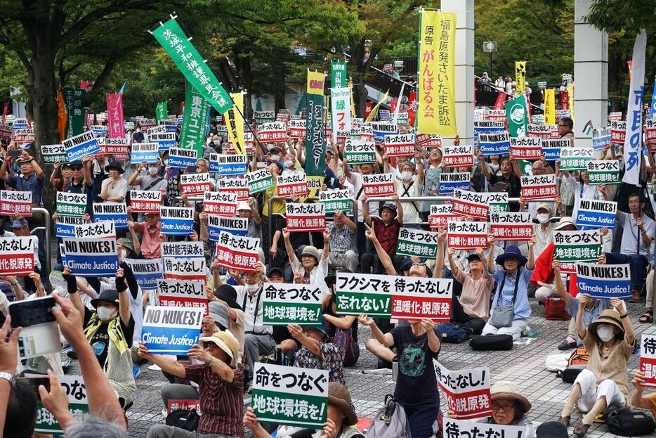 代々木公園の野外ステージ前がプラカードで幟で埋め尽くされた。（撮影／薄井崇友）