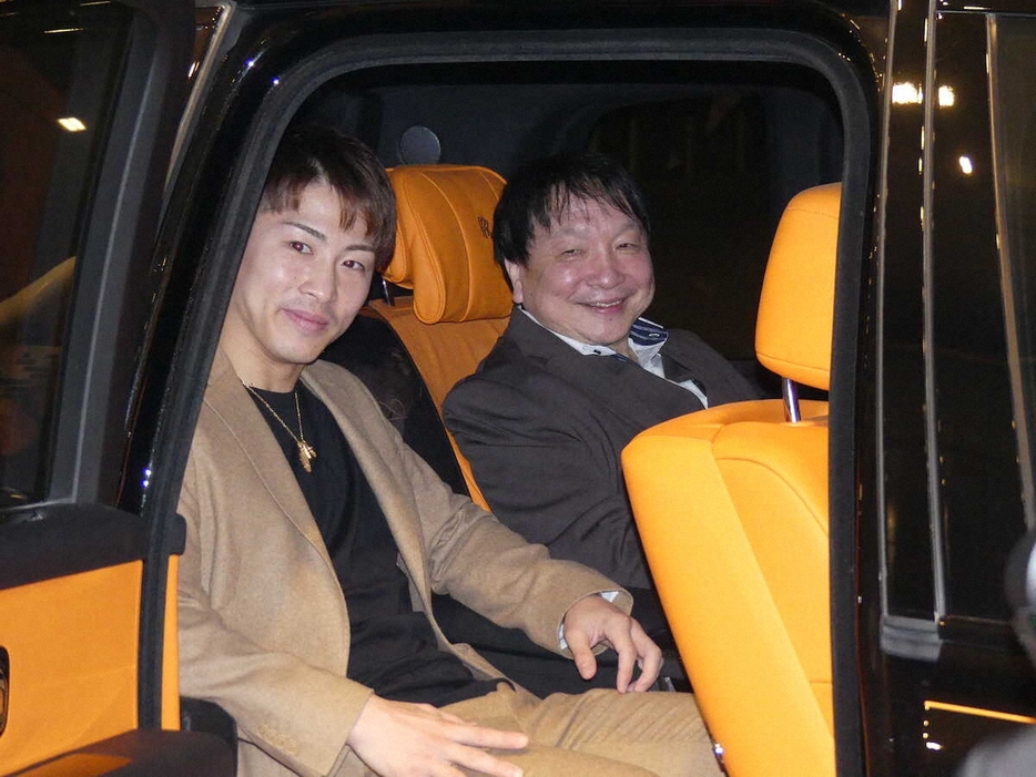 「ロールスロイス」の送迎車に乗る井上尚弥（左）と大橋会長