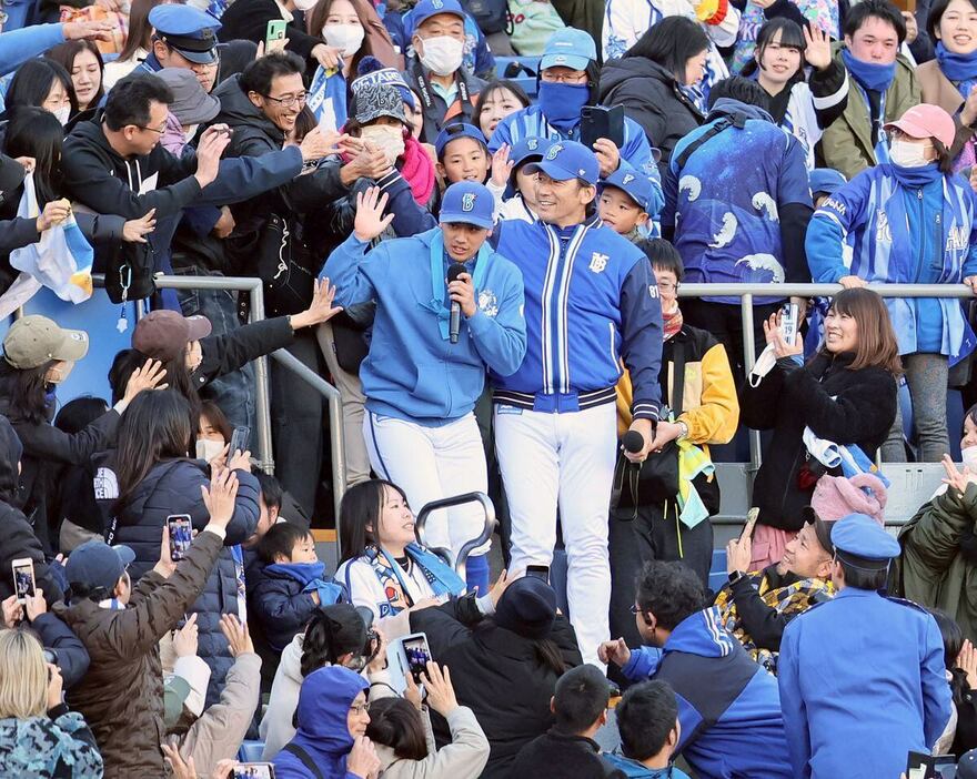 三浦監督（右）はファン感謝イベントでファンと触れ合った。左は森敬＝横浜スタジアム（撮影・荒木孝雄）