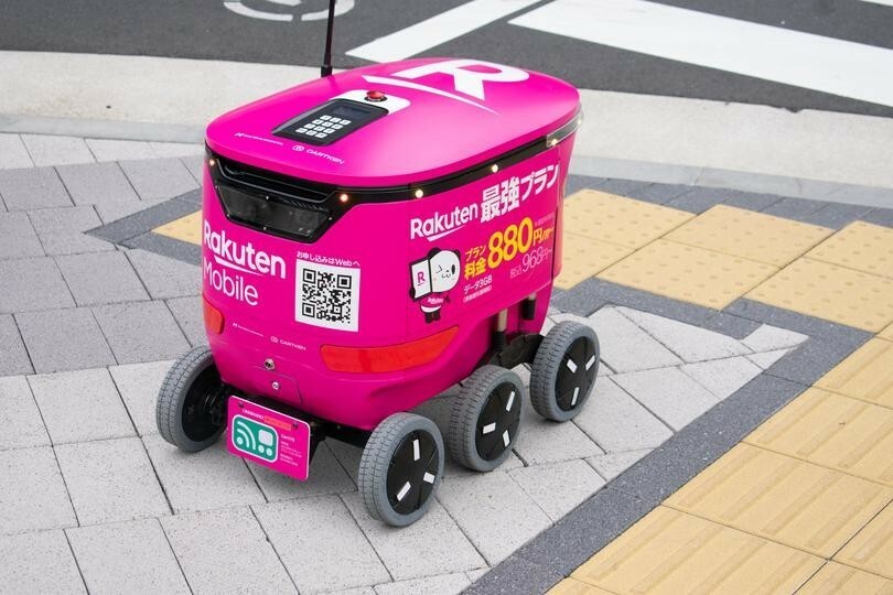 楽天グループは、自動配送ロボットによる商品配送サービス「楽天無人配送」を開始した。